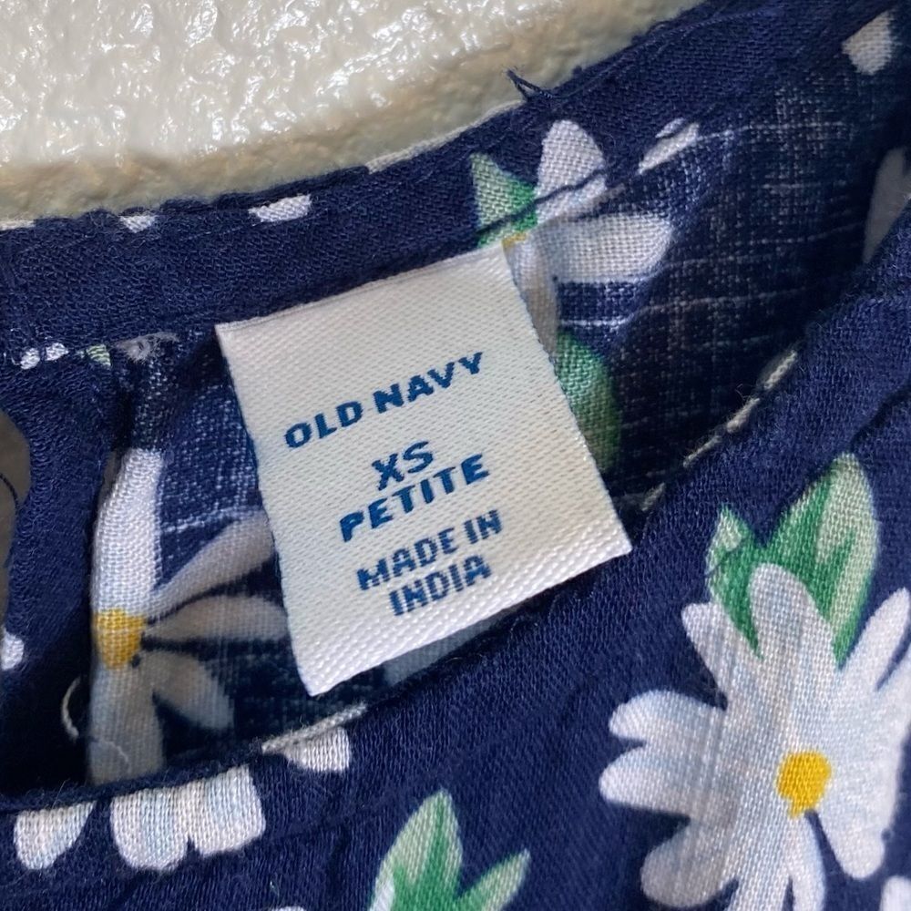 XSP Old Navy Blue & White Floral Daisy Knotted Hem Sleeveless Blouse - Picture 3 of 4